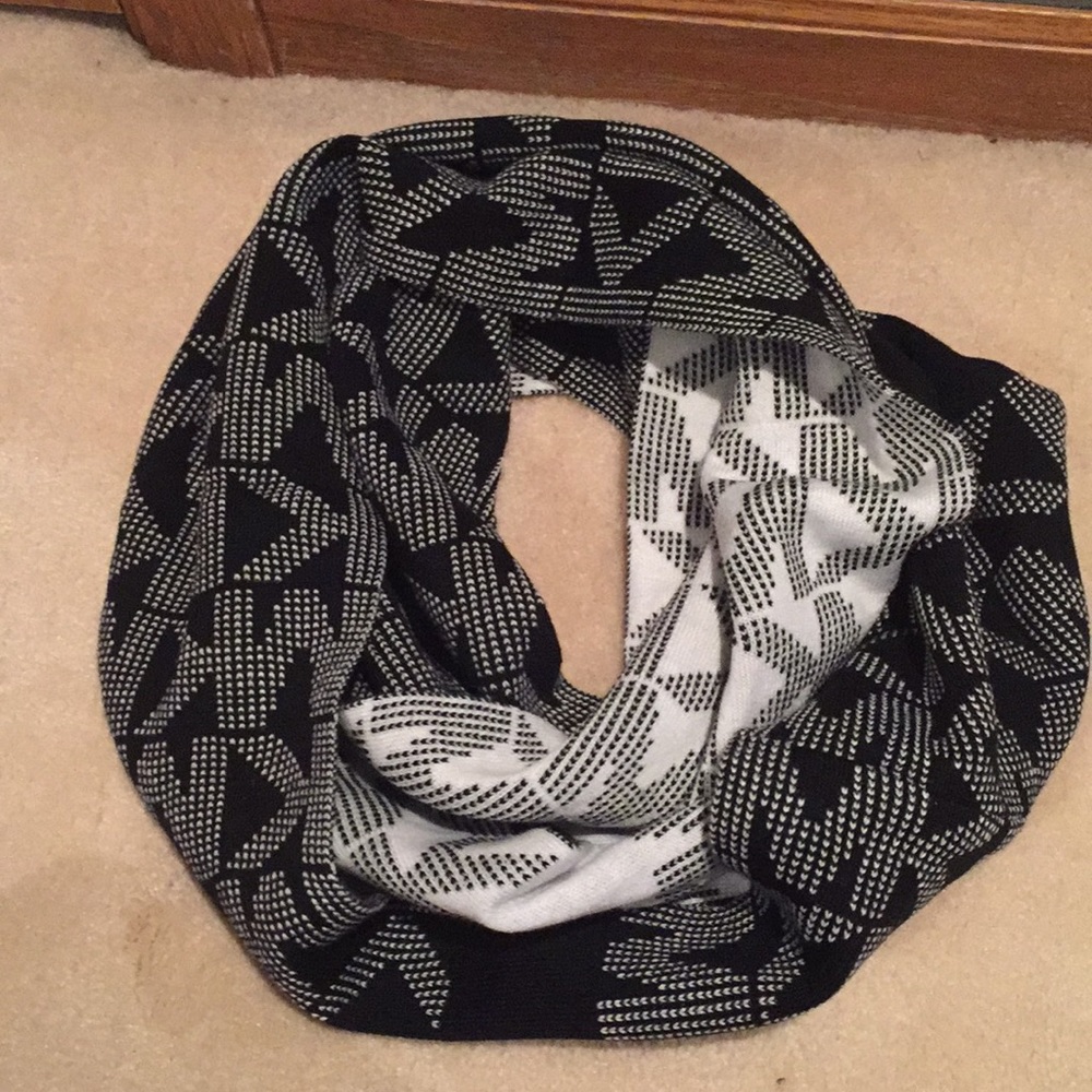 Reversible NWT Michael Kors Infinity scarf!!🛍🧣🧤